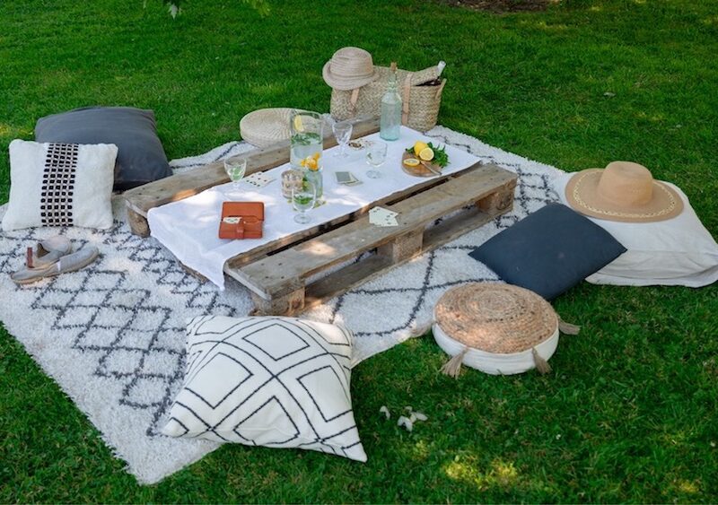 Location de mobilier pour les événements bohème, pique nique chic, banquet bohème, déjeuner à la campagne