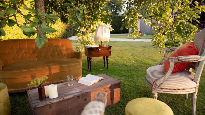 Location mobilier événements et mariages bohème, salon vintage en velours moutarde et bois