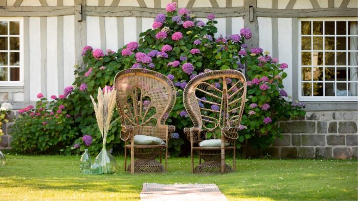 Location de fauteuils Emmnauelle pour les événements, les mariage bohèmes, les cérémonies laïques, les photocalls