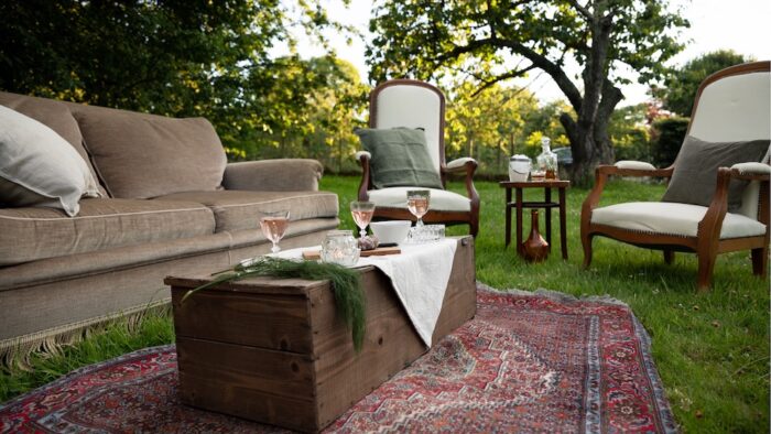 Ensemble de salon vintage et bohème avec canapé en velours gris et fauteuil beige pour événements, mariages et anniversaires