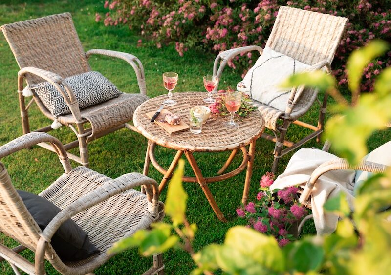 Location d'un ensemble de salon en rotin avec fauteuils en rotin pour les événements mariages et anniversaires - Location ensemble rotin pour les événements