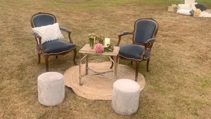 Location d'un ensemble de salon avec fauteuils et poufs en velours gris pour les événements bohèmes, mariages et anniversaires