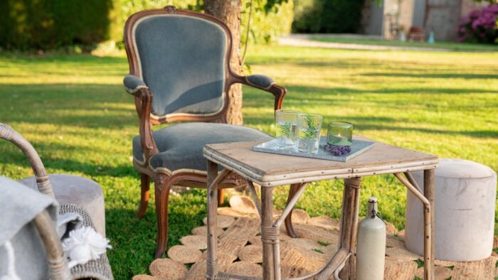 Location d'un ensemble de salon avec fauteuils et poufs en velours gris pour les événements bohèmes, mariages et anniversaires