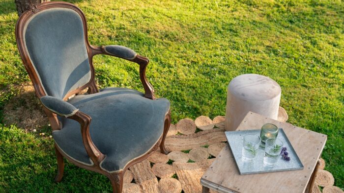 Location d'un ensemble de salon avec fauteuils et poufs en velours gris pour les événements bohèmes, mariages et anniversaires