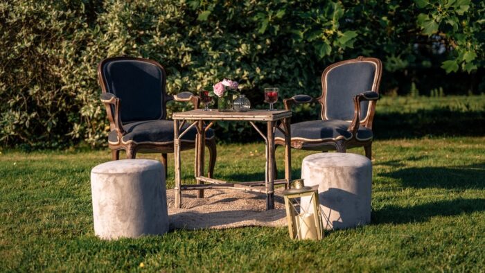 Location d'un ensemble de salon avec fauteuils et poufs en velours gris pour les événements bohèmes, mariages et anniversaires