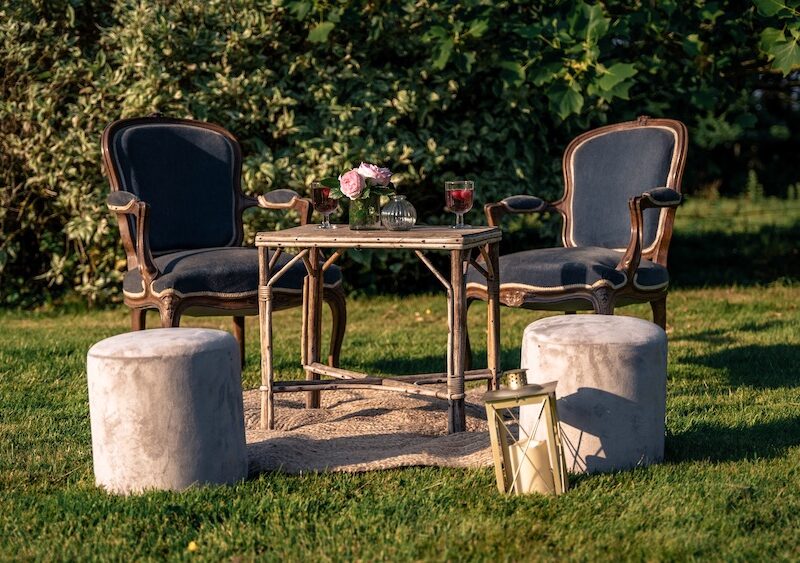 Location d'un ensemble de salon avec fauteuils et poufs en velours gris pour les événements bohèmes, mariages et anniversaires