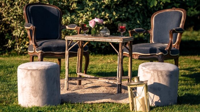 Location d'un ensemble de salon avec fauteuils et poufs en velours gris pour les événements bohèmes, mariages et anniversaires