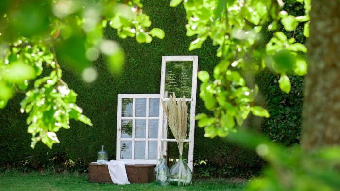 Plan de table personnalisable avec vieilles fenêtres à la location pour le mariages, événements, anniversaires, fête de familles, séminaires, bohèmes