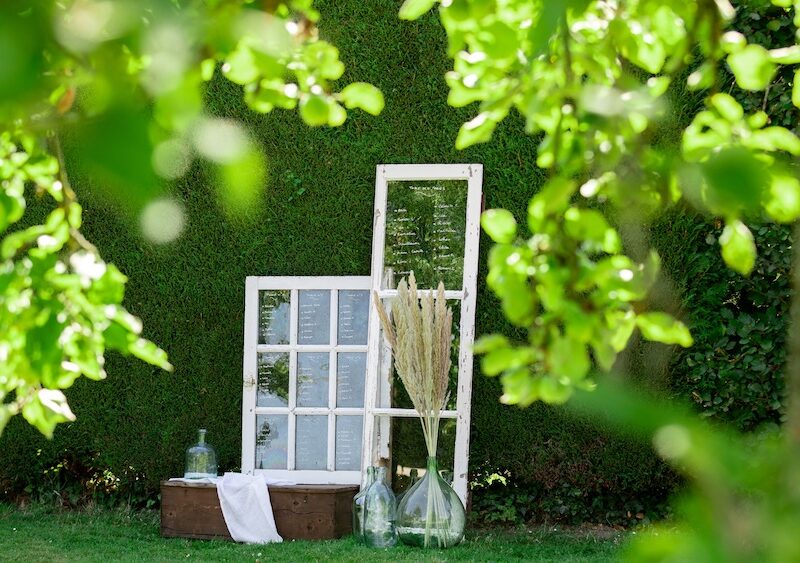 Plan de table personnalisable avec vieilles fenêtres à la location pour le mariages, événements, anniversaires, fête de familles, séminaires, bohèmes