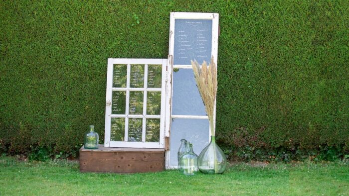 Plan de table personnalisable avec vieilles fenêtres à la location pour le mariages, événements, anniversaires, fête de familles, séminaires, bohèmes