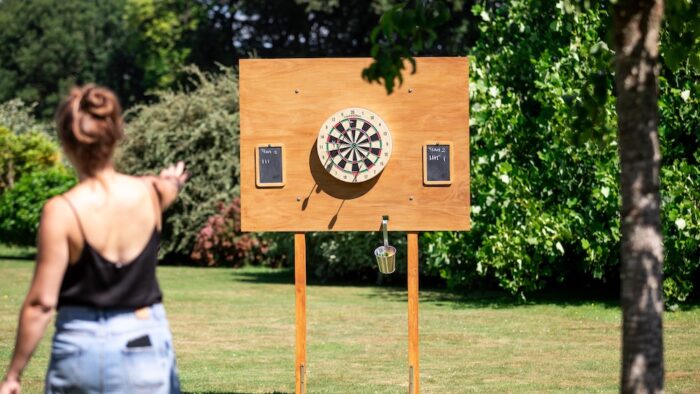 Jeu de fléchettes auto-portant en bois à louer pour les événements, mariages, anniversaires, séminaires, soirées