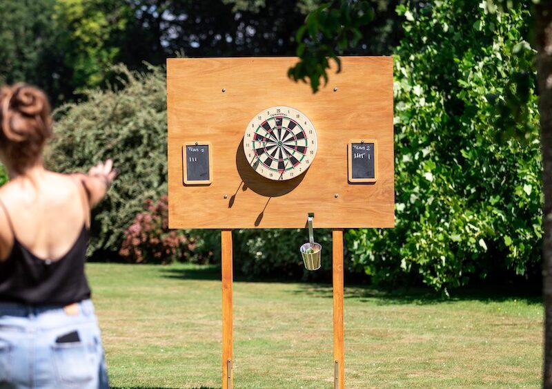 Jeu de fléchettes auto-portant en bois à louer pour les événements, mariages, anniversaires, séminaires, soirées