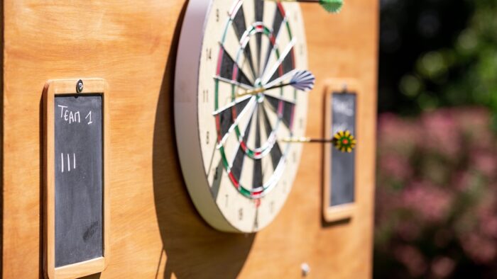 Jeu de fléchettes auto-portant en bois à louer pour les événements, mariages, anniversaires, séminaires, soirées