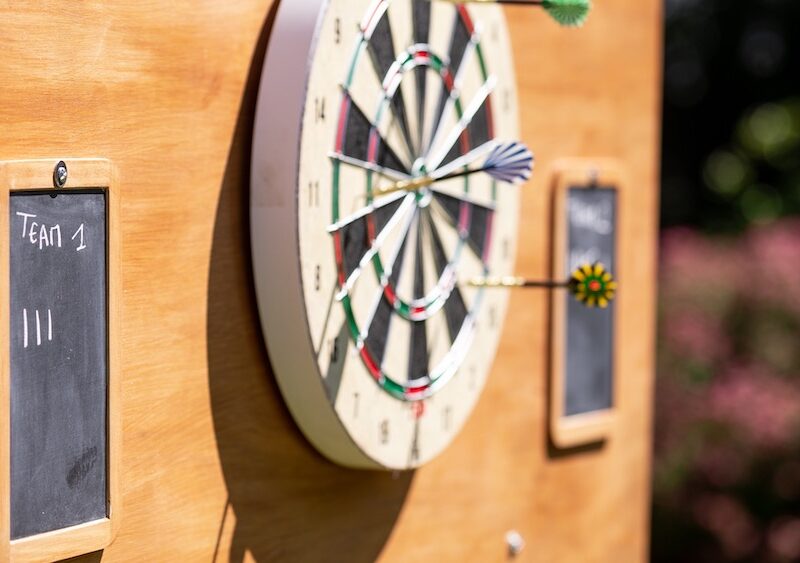 Jeu de fléchettes auto-portant en bois à louer pour les événements, mariages, anniversaires, séminaires, soirées