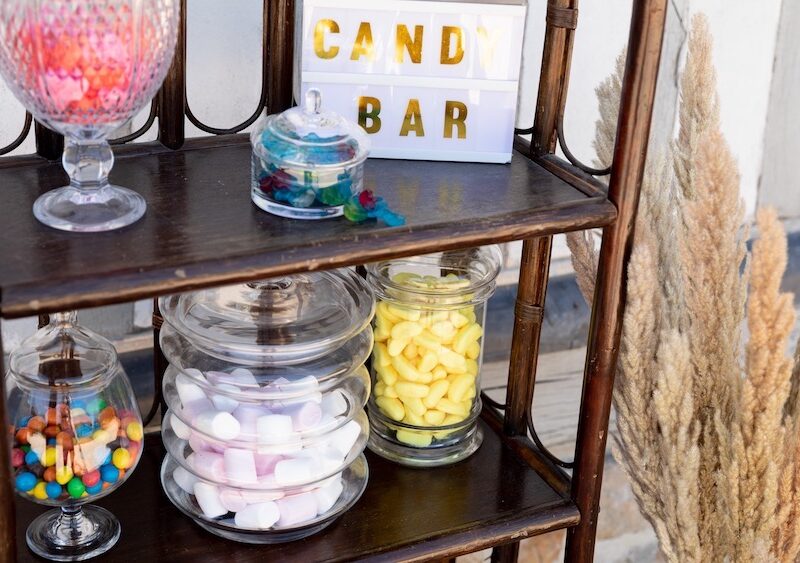 Bar à bonbons à la location avec étagère en bambou, jarres à bonbons et enseigne Candy Bar pour les événements, mariages, anniversaires, enfants, bohèmes, baby shower, baptêmes