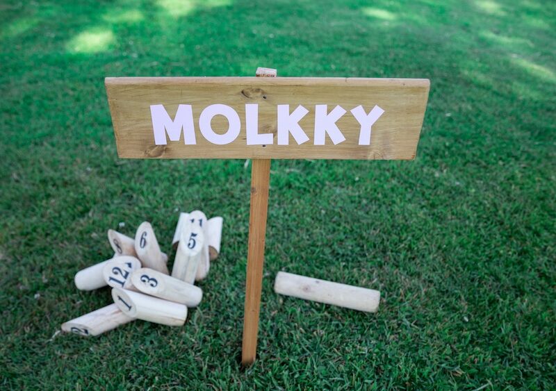 Jeu de molkky et panneau de signalétique à louer pour les événements, les mariages, les anniversaires, les séminaires