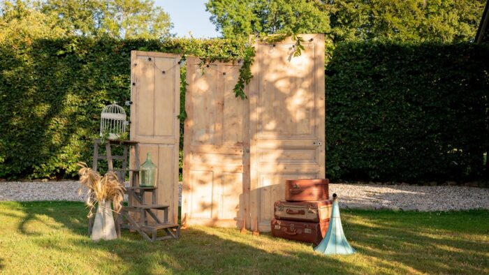 Photocall avec portes ancienne et accessoires vintage à la location pour les événements bohèmes, mariages, anniversaires