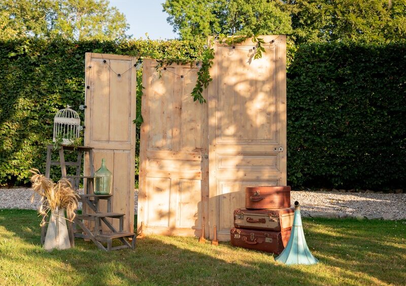 Photocall avec portes ancienne et accessoires vintage à la location pour les événements bohèmes, mariages, anniversaires