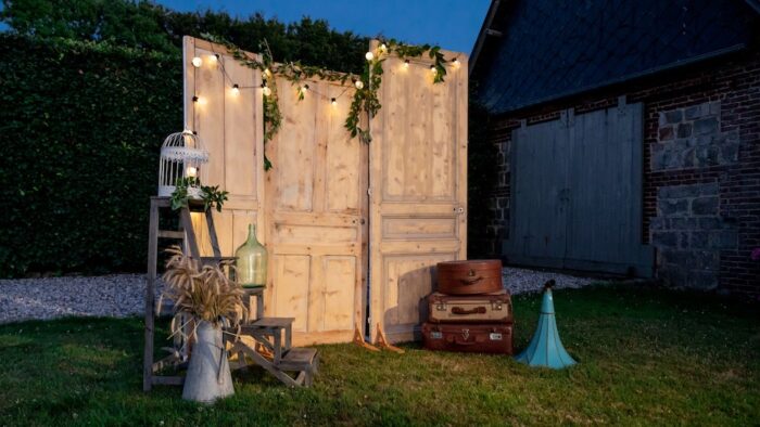 Photocall avec portes ancienne et accessoires vintage à la location pour les événements bohèmes, mariages, anniversaires