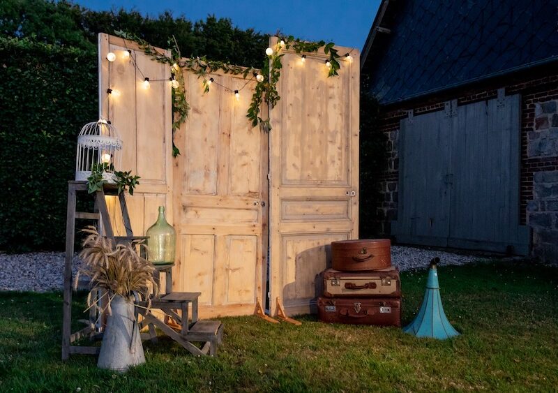 Photocall avec portes ancienne et accessoires vintage à la location pour les événements bohèmes, mariages, anniversaires