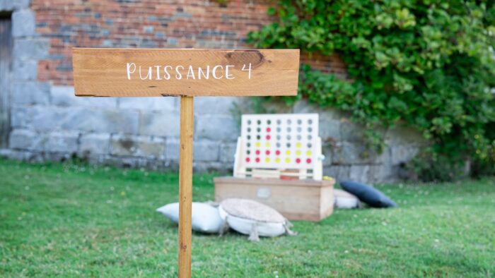 Grand jeu de Puissance 4 en bois et ses coussins à louer pour les événements, mariages, anniversaires, enfants, baby shower, séminaires