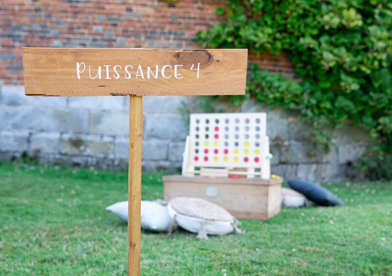 Grand jeu de Puissance 4 en bois et ses coussins à louer pour les événements, mariages, anniversaires, enfants, baby shower, séminaires