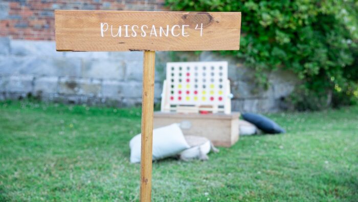 Grand jeu de Puissance 4 en bois et ses coussins à louer pour les événements, mariages, anniversaires, enfants, baby shower, séminaires