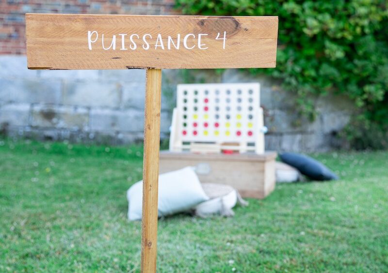 Grand jeu de Puissance 4 en bois et ses coussins à louer pour les événements, mariages, anniversaires, enfants, baby shower, séminaires