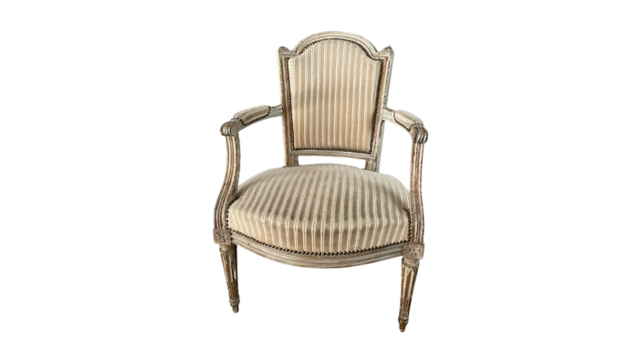 Location fauteuil velours vintage pour les événements, tissu velours beige avec motifs rayures, style Louis XV, location fauteuil vintage, mariage et cérémonies laïque