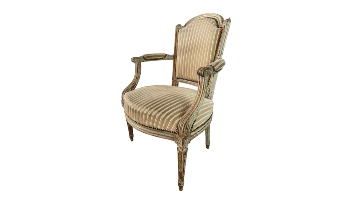 Location fauteuil velours vintage pour les événements, tissu velours beige avec motifs rayures, style Louis XV, location fauteuil vintage, mariage et cérémonies laïque