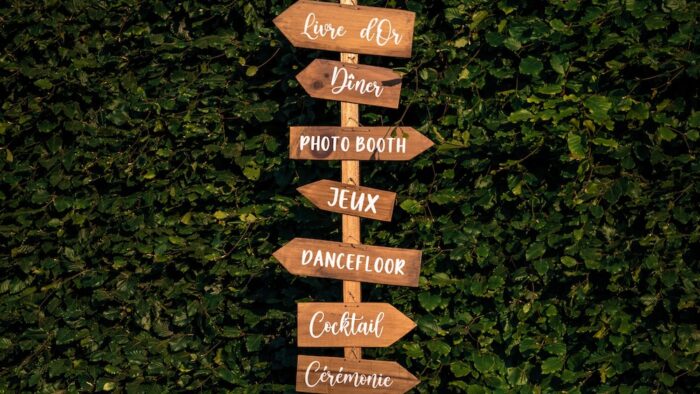 Location signalétique bohème événements, panneau de signalétique en bois pour mariage, location décoration événements bohèmes