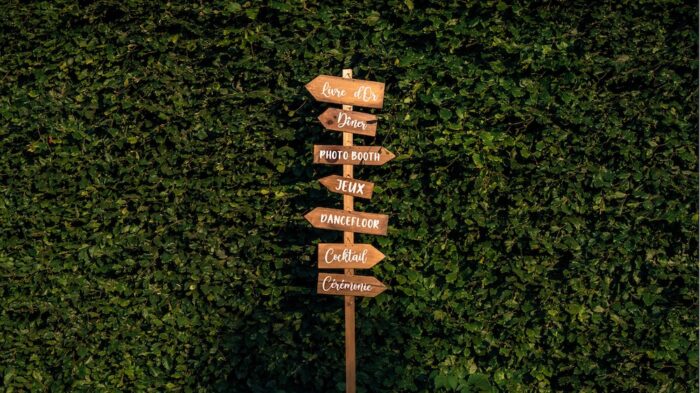 Location signalétique bohème événements, panneau de signalétique en bois pour mariage, location décoration événements bohèmes