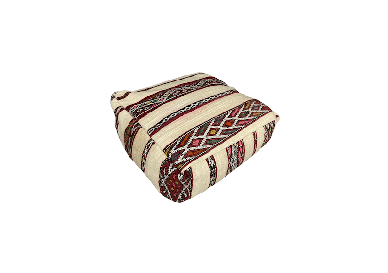 location ce pouf ethnique rouge et beige pour vos événements, décor oriental pour les événements