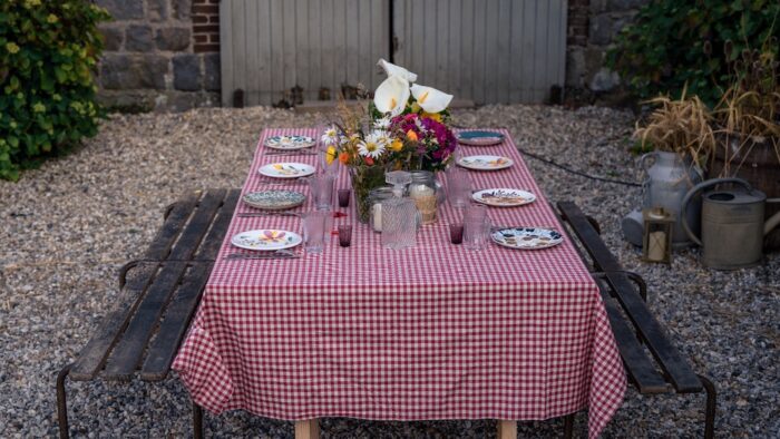 Location table guinguette événements, location nappe vichy, location banc en bois vintage, location mobilier pour événements thème guinguette