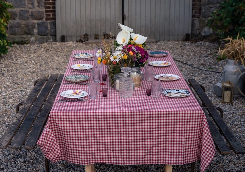 Location table guinguette événements, location nappe vichy, location banc en bois vintage, location mobilier pour événements thème guinguette