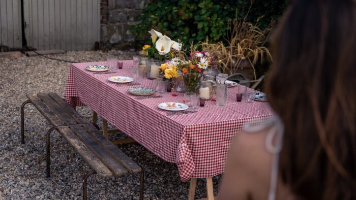 Location table guinguette événements, location nappe vichy, location banc en bois vintage, location mobilier pour événements thème guinguette