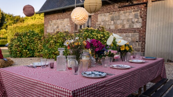 Location table guinguette événements, location nappe vichy, location banc en bois vintage, location mobilier pour événements thème guinguette