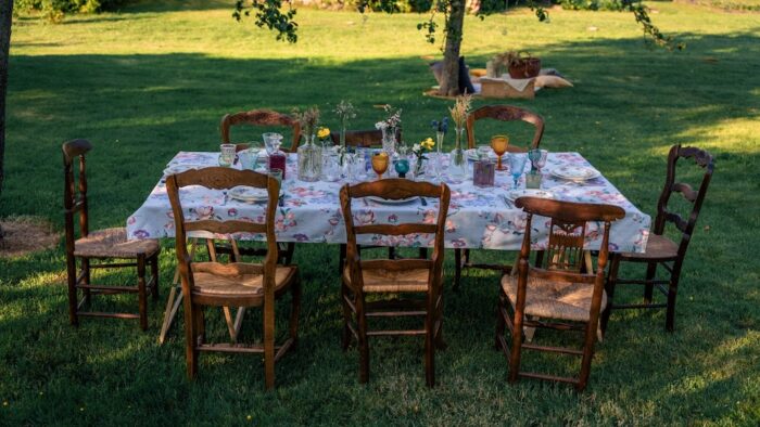 Location table champêtre événements, location chaises paillées vintage, location mobilier événements thème guinguette, location décoration de table