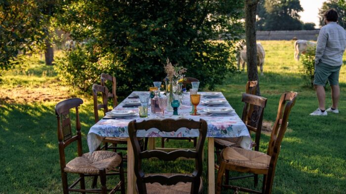 Location table champêtre événements, location chaises paillées vintage, location mobilier événements thème guinguette, location décoration de table