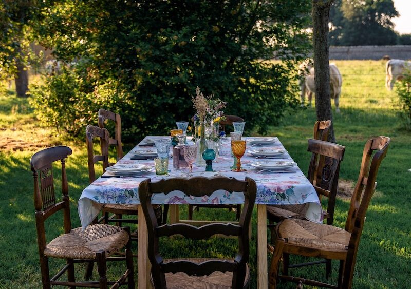 Location table champêtre événements, location chaises paillées vintage, location mobilier événements thème guinguette, location décoration de table