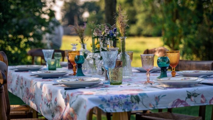 Location table champêtre événements, location chaises paillées vintage, location mobilier événements thème guinguette, location décoration de table