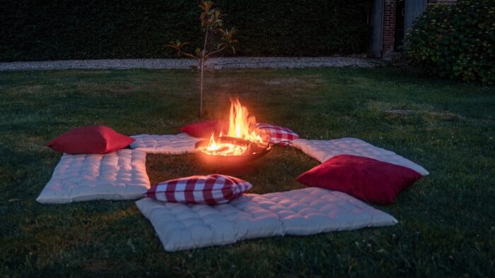 Location feu de camp événements, location matelas de sol beige, location décor guinguette, location mobilier événements thème champêtre et bucolique, location braséro