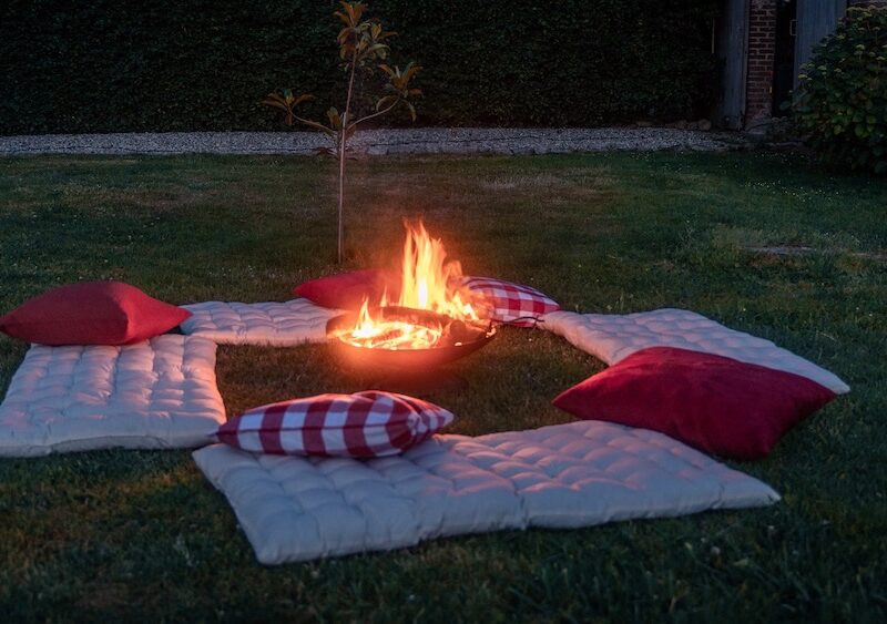 Location feu de camp événements, location matelas de sol beige, location décor guinguette, location mobilier événements thème champêtre et bucolique, location braséro