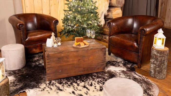 Location salon montagnard événements, location décoration et salon événements thème hiver, événements thème montagne, location fauteuils en cuir vintage événement, location tapis peau de vache, location lanternes, location mobilier thème noël