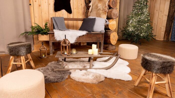 Location salon banc événements, location décoration et salon événements thème hiver, événements thème montagne, location fauteuils banc en bois vintage événement, location tapis fausse fourrure, location lanternes, location mobilier thème noël, location luge en bois vintage événement