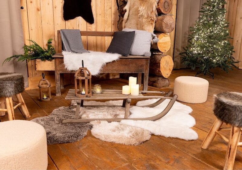 Location salon banc événements, location décoration et salon événements thème hiver, événements thème montagne, location fauteuils banc en bois vintage événement, location tapis fausse fourrure, location lanternes, location mobilier thème noël, location luge en bois vintage événement