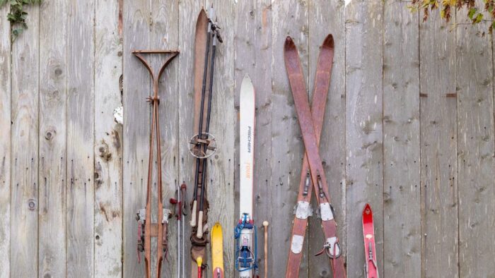 Location skis vintages événements, location décoration événements thème hiver, événements thème montagne, événement thème noël, location paire de chaussures de ski vintages, location photocall skis vintages