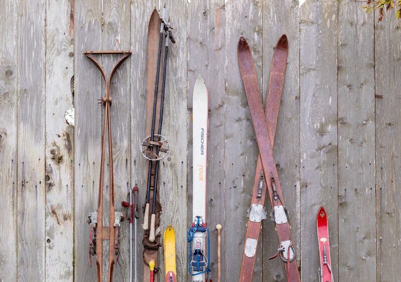 Location skis vintages événements, location décoration événements thème hiver, événements thème montagne, événement thème noël, location paire de chaussures de ski vintages, location photocall skis vintages