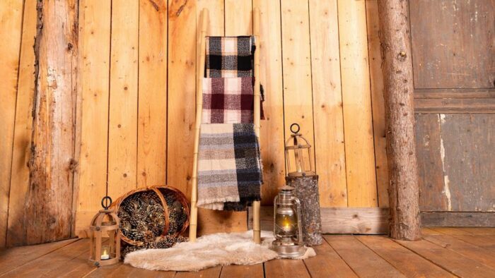 Location échelle plaids événements, location décoration thème montagne, location décoration thème hiver, location décoration événement, location décoration plaid tartan, location lampe tempête, location tapis en fourrure