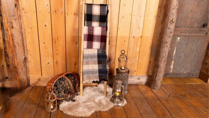 Location échelle plaids événements, location décoration thème montagne, location décoration thème hiver, location décoration événement, location décoration plaid tartan, location lampe tempête, location tapis en fourrure